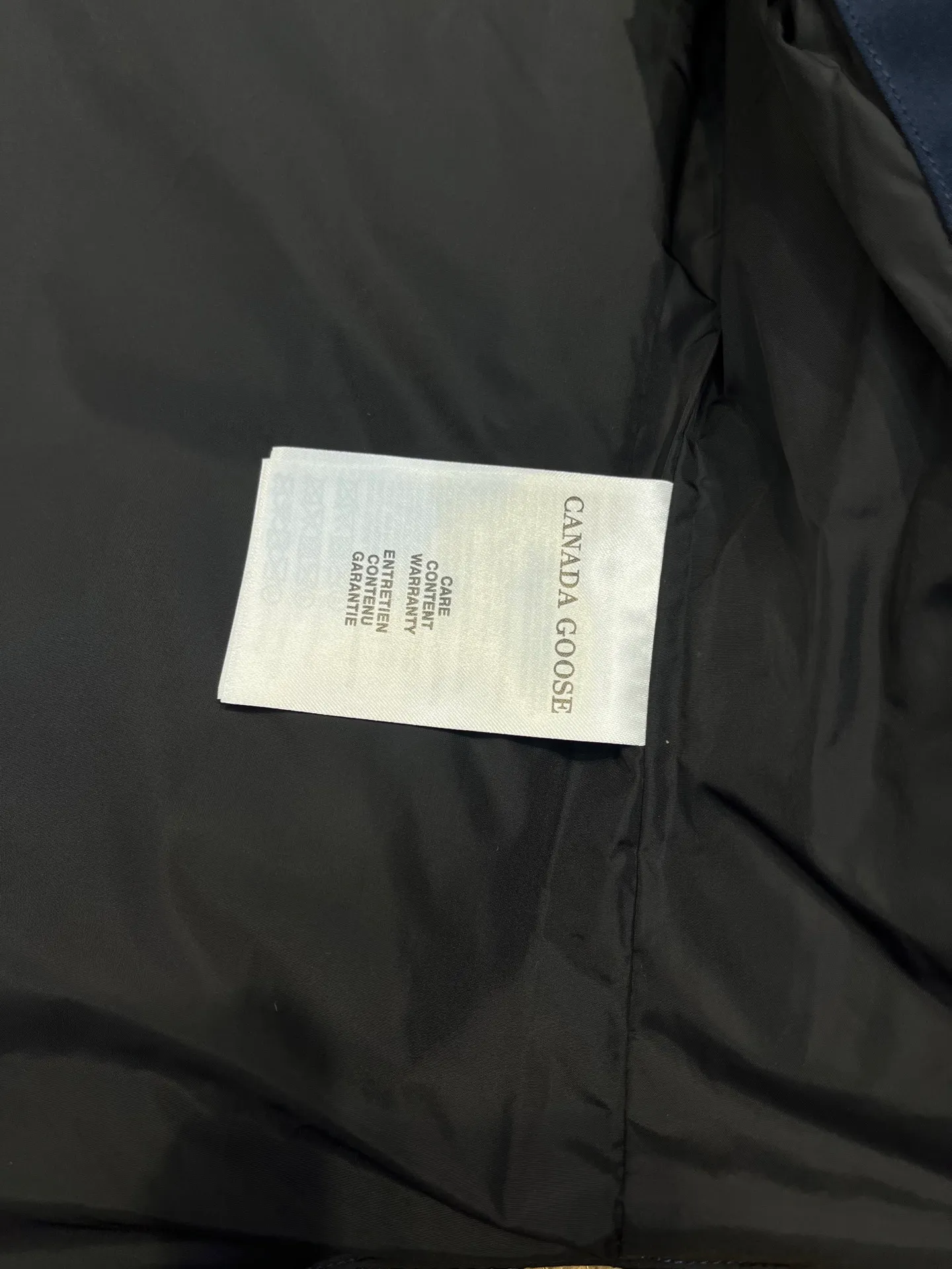 P380 🇨🇦Canada Goose""🇨🇦🌟 Garson down vest has always been recognized as the warmest down jacket. Various Instagram celebrities, Internet celebrities, and celebrities often wear it for street photos. I make Canada Goose every year, but I still can't get rid of my love for it. No matter how cold the days are, there is no need to be afraid, because there is! Filled with 90% white duck down, it is the legendary warmest down jacket and is known as a must-have for Arctic outdoor sports! The most popular down jacket in the world, celebrities are rushing to buy it, it is a must-have!  Size: XS to 2XL